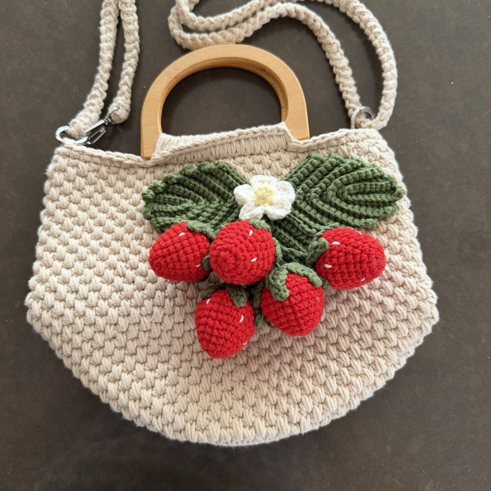 3D Crochet Strawberry Handbag Purse Cotton Shoulder Strap Wood Handle